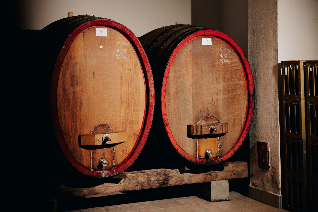 Historische Holzfässer im Weingut Höfler in Alzenau in Bayern